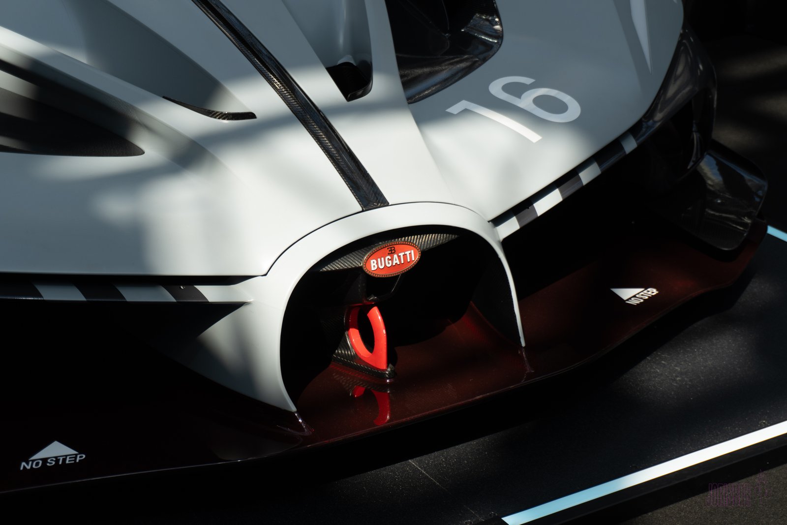 Gros plan avant Bugatti, numéro 16 et détails carbone